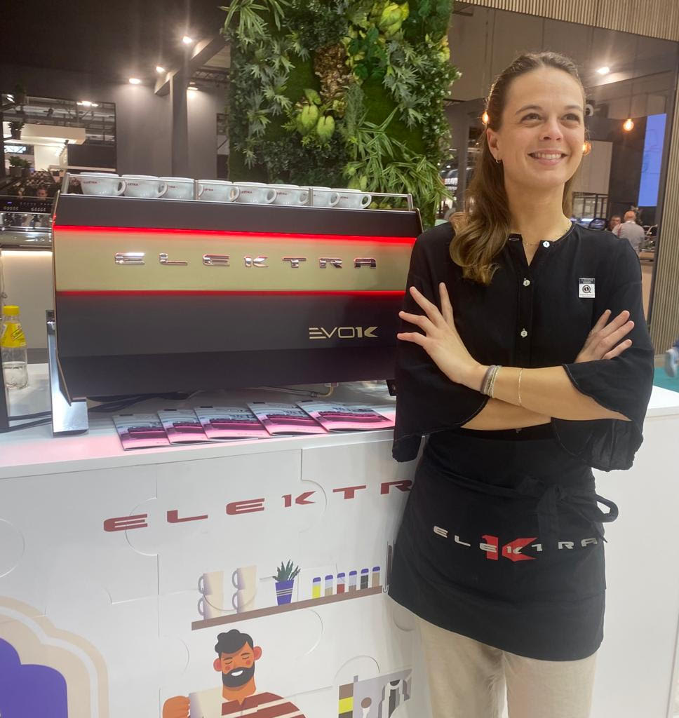 BiancaTosta con caffè e materiali a un evento